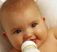 Хранене на бебето бутилка мляко