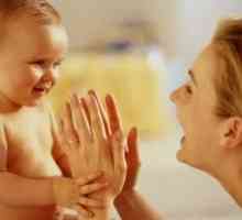 Общуването с дете под една година жестове