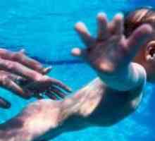 Уроци по плуване за бебета в басейна.
