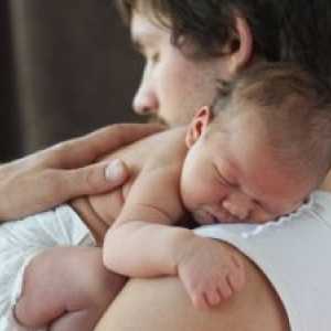 Как да вземем, задръжте и предадат едно новородено бебе
