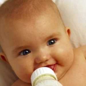 Хранене на бебето бутилка мляко