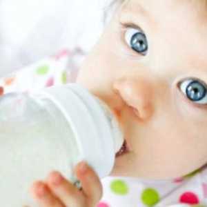 Малки деца, бебета хранени от бутилка