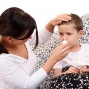 Прочистване на носа и очите на едно дете в респираторни заболявания