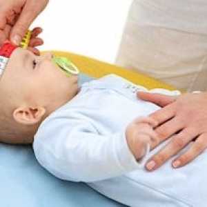 Разглеждане на педиатър за новородено бебе