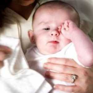 Плач и колики при бебета, които правят, лечение, симптоми, причини