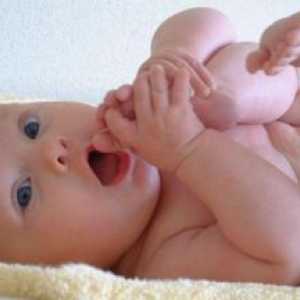 Lure дете (3, 4, 5, 6, 7 месеца), за да привлече бебето бутилка хранени