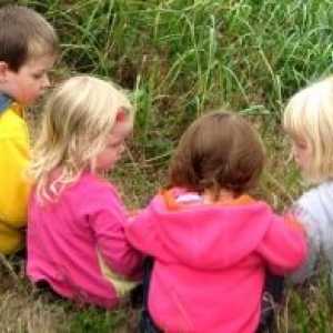 Социално развитие на детето в 2-те години: умения за общуване с връстници