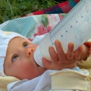 Избор на млечни продукти се смесват, за да изберете формулата бебе за хранене